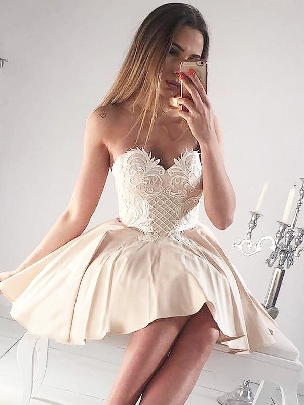 A-Line/Princess Sweetheart Sleeveless Applique Short/Mini Dresses Satin Homecoming Dresses Rosie